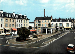 Mayenne * La Place Du 9 Juin 1944 * Commerces Magasins * Bus Autobus Gare Routière - Mayenne