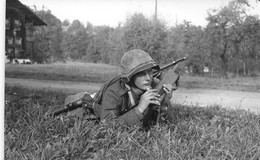 Carte-Photo Schweizer Armee - Armée Suisse - Soldat Avec Une Radio  Militaria Soldat Mit Radio - Sonstige & Ohne Zuordnung