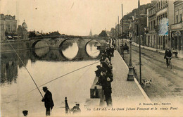 Laval * Le Quai Jean Fouquet Et Le Vieux Pont * Pêcheurs Pêche à La Ligne - Laval