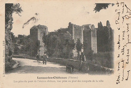 LUSSAC-les-CHATEAUX. - Les Piles Du Pont De L'ancien Château, Vue Prise Au Pied Des Remparts De La Ville - Lussac Les Chateaux