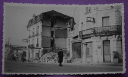 PHOTO ORIGINALE, BOMBARDEMENTS SAUMUR, HÔTELS DE LA GARE ET TERMINUS, JUIN 1944. GUERRE 39-45, WW2, MAINE-ET-LOIRE. - Guerra, Militares