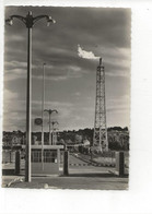 Lacq (64) : L'entrée De L'usine  Et Vue Sur La Tour à La Torche En 1960 GF. - Lacq