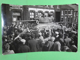 Carte Photo Louvroil (59) Les Américains Rue Robert Majois (tank, Char En Gros Plan) - Louvroil