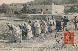 Colonisation Prisonniers Arabes à Ghardhaia Trainant Le Rouleau Construction Route Colon Esclavage Convicts - Bagne & Bagnards