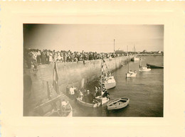 ROSCOFF  PROCESSION DE LA MER 15/08/1956 PHOTO ORIGINALE 11 X 8 CM - Luoghi