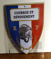 Plaque Métal Officielle Des Sapeurs Pompiers RF : Courage Et Dévouement - Hachette Collections - Autres & Non Classés