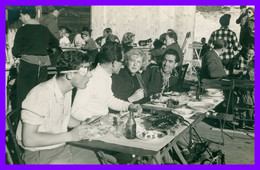 Cp Photo - Groupe De Personnes En Terrasse - " Le Forestier En Décembre 1949 " - Grand Soleil - Dessin De Femme Au Dos - Restaurants