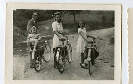 Snapshot Femme Woman Enfant Kid Fille Girl Porte Bagages Velo Bike Homme Man Trio Superbe 40s - Anonieme Personen