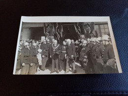 H6- CARTE PHOTO CÉRÉMONIE OFFICIELLE (PERSONNALITÉS. POMPIERS. DRAPEAU FRANÇAIS ET ANGLAIS) (ANIMÉE) - Photos