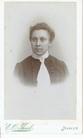 Photographie Artistique Du Photographe E. G. Thiel Rue De Fer Namur Portrait D'une Dame 63X104 - Anciennes (Av. 1900)