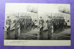 A Bord Des Navires De Guerre . Relève De La Garde Tamboer - Stereoscopische Kaarten