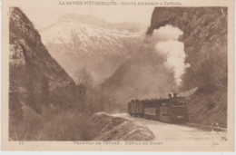 (74) Route D' ANNECY à THÔNES . Tramway De Thônes. Défilé De DINGY  (en Sépia) - Thônes