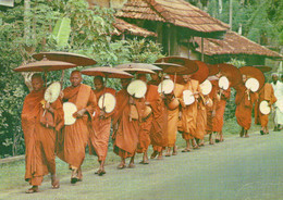 PROCESSION DE BOUDHISTES AU SRI LANKA COULEUR REF 1354 - Bouddhisme