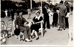 Carte Photo Couple Sur La Croisette Années 30 - Personnes Anonymes