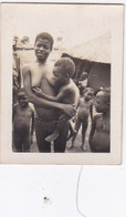 Photo Afrique A E F Oubangui Chari / Congo Femme Africaine Seins Nues Avec Son Bebe Tétant Dans Un Village Réf 15107 A - Afrique