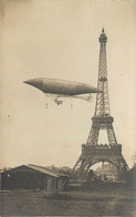 (D) RARE Photo Cpa PARIS. Dirigeable Aeronat " Lebaudy Sucre " Devant La Tour Eiffel 1903 Photo Société Lumière à Lyon - Airships