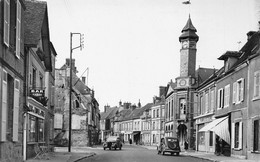 CHÂTEAUNEUF-en-THYMERAIS (Eure-et-Loir) - Carrefour De L'Hôtel De Ville - Bar-Tabac, Le Familistère, Automobiles - Châteauneuf