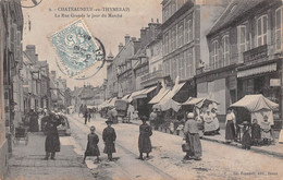 CHÂTEAUNEUF-en-THYMERAIS (Eure-et-Loir) - La Rue Grande Le Jour Du Marché - Radet, Vitrerie Loyer - Voie Ferrée Tramway - Châteauneuf