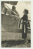 DONNA SALUTA CON DEI FIORI UN AVIATORE, FOTOGRAFICA 1938 VIAGGIATA FP - Aviatori