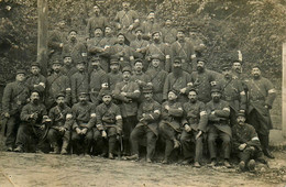 Amiens * Carte Photo Militaire * Régiment De Soldats Avec Brassards CROIX ROUGE Red Cross * Militaria Photographe ARNOUX - Amiens