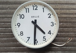 ANCIENNE PENDULE HORLOGE MURALE BRILLIE Industrielle Authentique 24 Cm Vers 1960 's  Gare SNCF  Atelier Usine Loft - Wanduhren