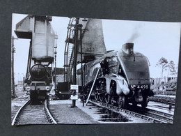 Photo De DAHLSTRÖM  : BRITISH RAILWAYS : Train 5690 Et 4498  En Gare De CARNFORTH En 1979 - Trains