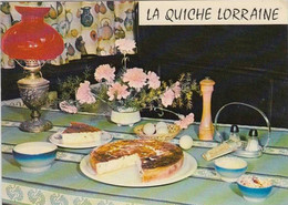 REF20.579   RECETTE DE LA QUICHE LORRAINE  LAMPE  A  PETROLE  MOULIN A POIVRE  SALIERE - Recettes (cuisine)