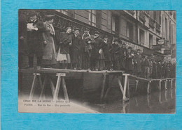 Paris. - Crue De La Seine, Janvier 1910. - Rue Du Bac - Une Passerelle. - Arrondissement: 07