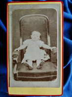 Photo CDV Anonyme - Jeune Enfant Sur Un Fauteuil, Postmortem (???) Circa 1885 L402 - Old (before 1900)