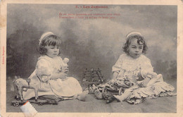 CPA Petites Filles - Les Jumeaux - Jumelles En Train De Jouer - Obliteration 1906 - Grupo De Niños Y Familias