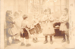 Carte Fantaisie Enfant - Salon De Paris - Geoffroy Jean - La Prière - Gruppen Von Kindern Und Familien