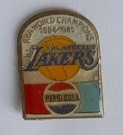 Pin' S   Sport  Basket-ball  N B A  WORLD  CHAMPIONS  1984-1985  LOS  ANGELES  LAKERS Avec  Marque  Boisson  PEPSI-COLA - Basketball