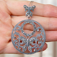 Neuf - Superbe Grand Pendentif Rond Style Art Nouveau En Argent Et Marcassites Décor Papillons - Pendenti