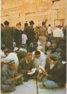 ISRAEL JUDAICA Cpm 10x15. JERUSALM Reading Book Of Lamentations Of The 9th Of Ab./ Juifs Assis En Prière Au MUR Le 9 Ab. - Judaisme