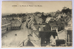 2 CPA Cassel - L'église Et La Place (enseigne, Tramway, Kiosque); La Montée Du Plateau- Les Moulins (animée) - Cassel