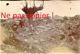 PHOTO FRANCAISE 119e RI - UNE TOMBE ALLEMANDE DANS LES RUINES DE ABLAIN SAINT NAZAIRE - PAS DE CALAIS 1914 1918 - 1914-18