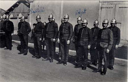 Cpa Carte-photo Groupe De Sapeurs Pompiers     (S.10912) - Uniformes