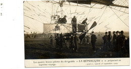 Les Quatre Braves Pilotes Du Dirigeable La République Se Préparant Au Voyage Suprême. 1909. - Zeppeline