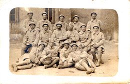 Carte Photo Originale Guerre 1914/18 - Groupe De Poilus Casqués En Uniforme D'Hiver - Gamins Soldats. - Guerra, Militares