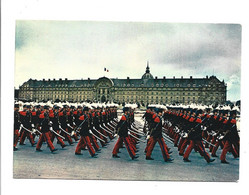 22-4 - 888 Paris Les Saint Cyriens Devant Les Invalides Au Defile Du 14 Juillet Cachet Federation Nationale Du Genie - Kasernen