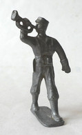 FIGURINE SOLDAT WWII ALUDO SOLDAT AU DEFILE TROMPETTE Pas Quiralu - Quiralu