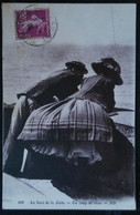 ►  Couple Fantaisie 1900 - Au Bout De La Jetée - Un Coup De Vent - Mode Robe Chapeau - Mode