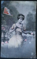 ►  Cpa  Femme Mode Fantaisie  1912 - Eventail   - Photo Bromure (traces De Plis) - Mode