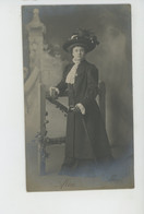 FEMMES - FRAU - LADY - MODE - CHAPEAUX - Jolie Carte Fantaisie Portrait Femme Parisienne élégante écrite En 1909 - Mode