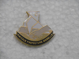 Pin's Administration Amicale PREFECTURE De MOSELLE - Pins EGF Pin Mains Croisées Badge Cocotte En Papier - Administrations