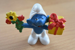 Schtroumpf, Smurf, Pitufo, Puffo, Schlumpf - Avec Cadeau Et Fleurs - N° 20040 - Poppetjes - Plastic