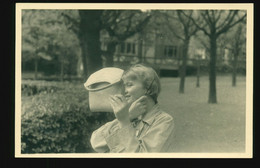 Orig. Foto 1937 Wiesbaden, Hübsches Junges Mädchen, Lolita Steht Im Park Und Sieht In Den Spiegel, Haare Kämmen, Kamm - Anonymous Persons
