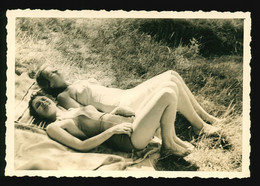 Orig. Foto 60er Jahre, Hübsche Junge Mädchen, Lolita Im Badeanzug Auf Der Wiese, Erotischer Anblick, Nackte Beine Nude - Anonymous Persons