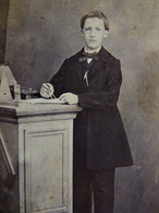 Photo CDV Robardet à Besançon - Jeune Garçon Posant Avec Compas Et équerre, Louis Vrain, Second Empire Ca 1865-70 L413 - Old (before 1900)
