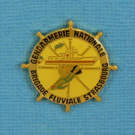 1 PIN'S //  ** GENDARMERIE NATIONALE / BRIGADE FLUVIALE DE STRASBOURG ** - Militaria